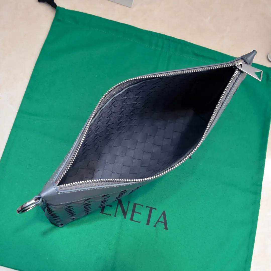 Batch 1360 Bottega Veneta's Bottega Veneta handbag transforms into a man in seconds ⌨️The texture is great! The weaving process is exquisite, simple and elegant, and it perfectly matches any clothes! Whether you are out on the street or on a date, it can instantly improve your overall taste. It can not only hold your wallet and mobile phone, but also the charm of your male god. Style number: 6518 Size: 33*22*7cm